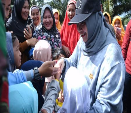 Bupati Bengkalis, Kasmarni kunjungi warga korban banjir di Dusun Bengkuang Baru.(foto: zulkarnaen/halloriau.com)